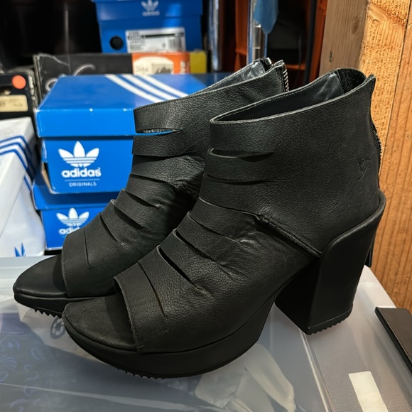 John Fluevog prepare Axe Black Leather Slit Open-Toe Platform Sandals size 9 - Picture 3 of 14